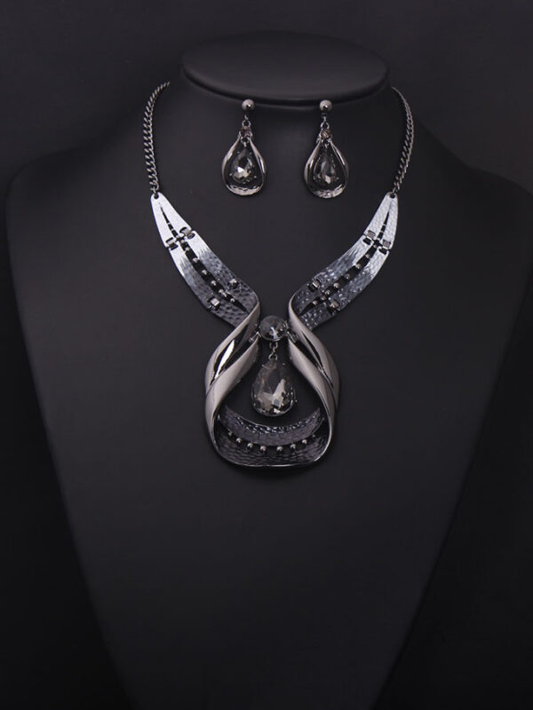 Crystal Gemstone Short Clavicle Necklace - Image 4