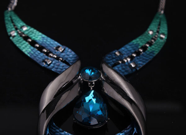 Crystal Gemstone Short Clavicle Necklace - Image 2