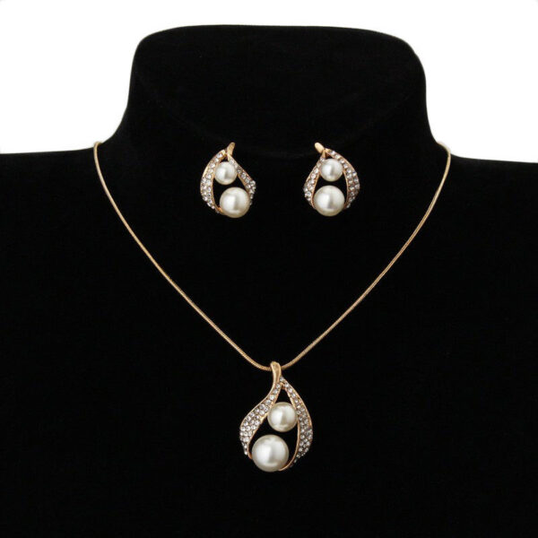 Elegant pearl necklace in exquisite bridal jewelry set for brides